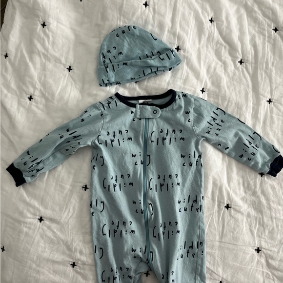 Gerber Cotton Footies (3) and coordinating hats (4) 3-6M - Picture 4 of 11